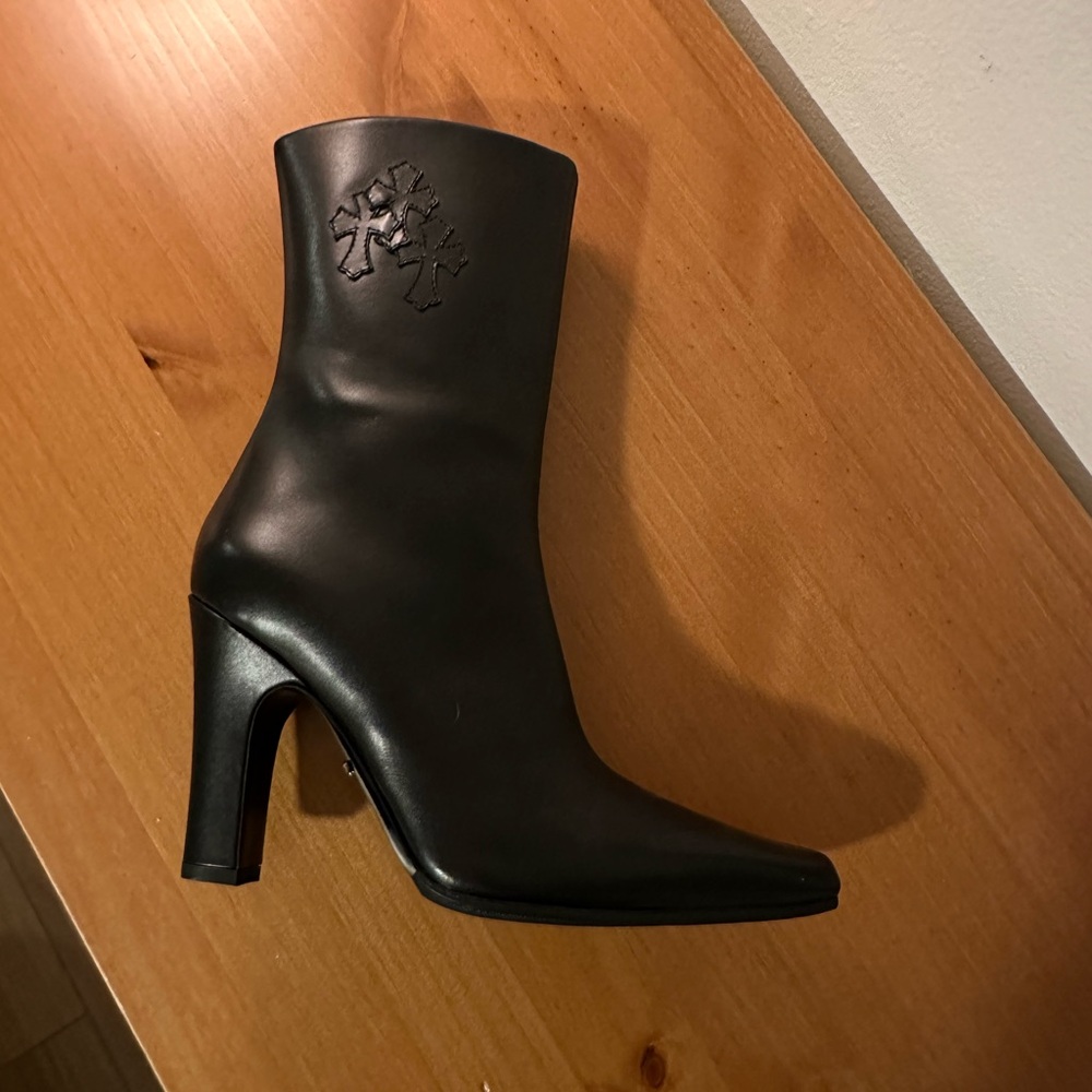 Elegant Black High Heel Boots - Picture 2 of 6